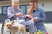 お天気が良ければ施設を飛び出しワンちゃんと日向ぼっこ