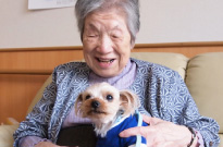 施設のアイドル犬とのふれ合いもご利用者さんに好評です