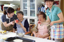 エプロンを付けてお料理の時間。ふるまう料理だから力が入ります