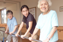一人ではなかなか続かない運動も、大勢で行えば楽しい時間に