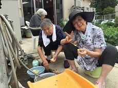 写真：西田さん高松さんイモ洗い.jpg